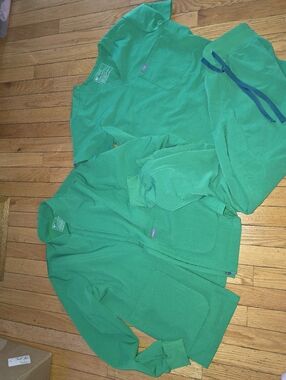 Limited Edition Figs Evergreen Jacket 1 Pocket Top And Petite Joggers Set SMALL